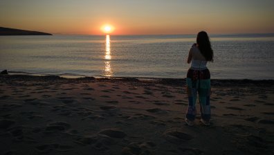 Спазихме традицията и тази година, хиляди хора посрещнаха първото юлско слънце 