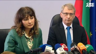 Слабо усвояване на парите за образование при Кунева