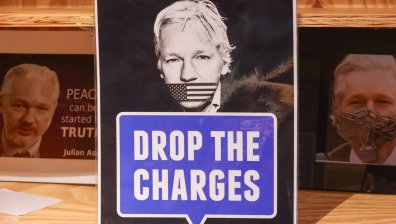Асанж остава изолиран в килия: Доживотен затвор или помилване го очаква?