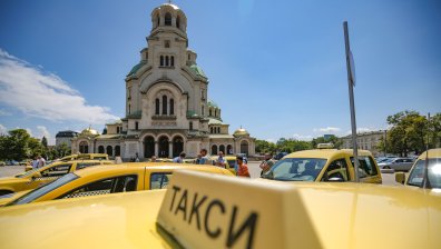 Таксиметрови шофьори излязоха на протест в центъра на София