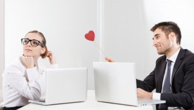 Как да разберете, че колега си пада по вас?