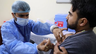 Невиждано: Индия ваксинира 300 милиони души до юли