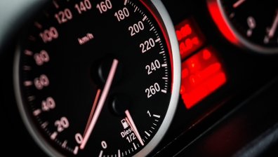 Защо скоростомерът на автомобила изкривява показателите?