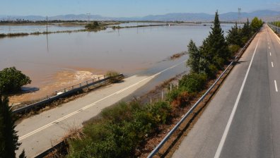 Пуснаха за леки коли движението между Атина и Солун, водата в Тесалия е замърсена