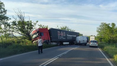 Катастрофа с жертва блокира движението между две села в Старозагорско
