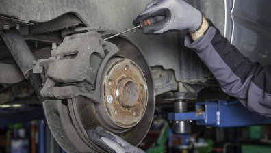 Нов закон ще ни задължи да си ремонтираме колите само в официални сервизи