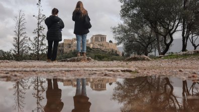Мощен циклон с проливни дъждове наводни пътища в Гърция