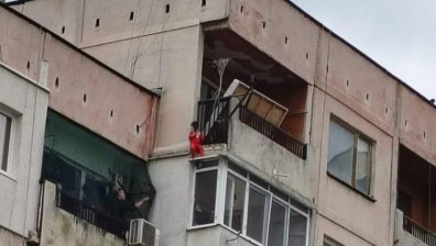 Институциите в Ямбол разследват случая с 3-годишното дете, спасено от 8-ия етаж