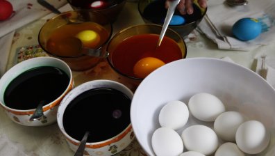 Деца от неделно училище боядисаха 500 яйца за "Великден за всеки"