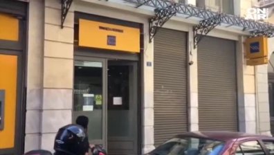 Въоръжени с "Калашников" обраха банка в центъра на Атина