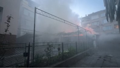 Голям пожар в Бургас наложи евакуация на жители
