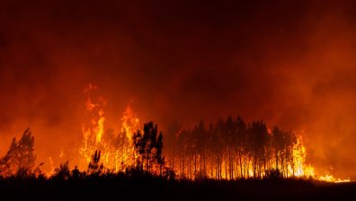 Трети ден пожари във Франция, хиляди напуснаха домовете си