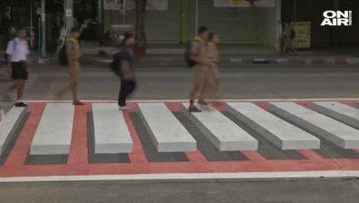 Летяща пешеходна пътека стряска шофьорите в Тайланд