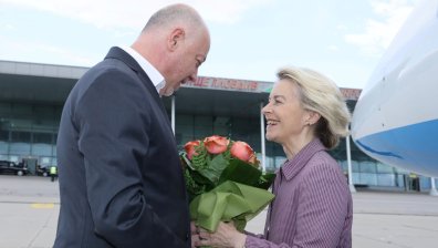 Росен Желязков посрещна Урсула фон дер Лайен, двамата се отправят към Сопот