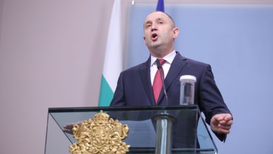Радев видя обществена парализа и безпрецедентна икономическа криза