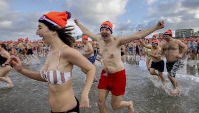 Смелчаци посрещнаха Нова година в студените води на Северно море (+ВИДЕО)