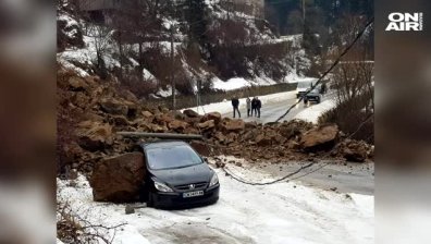 Огромно свлачище затрупа автомобил и затвори пътя Смолян-Девин