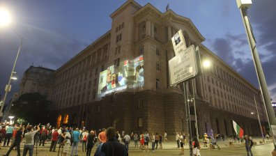 62 ден: Демонстрантите прожектираха кадри от протеста на 2 септември 