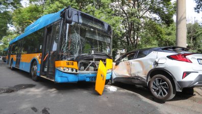Тежка катастрофа между тролей и джип в София (+СНИМКИ)