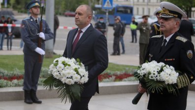 Радев и началникът на отбраната поднесоха цветя пред Паметника на незнайния войн
