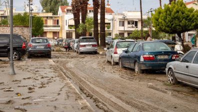 Блокирани хора, пътища и наводнени къщи след бурята "Бора" в Халкидики