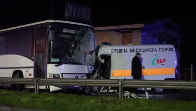 Шофьор на линейка загина при катастрофа с автобус край Велико Търново