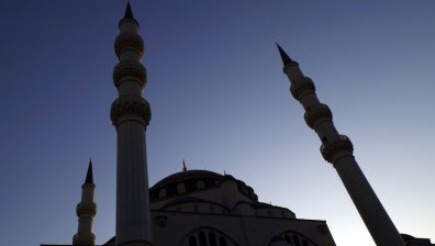 Петима са ранени след нападение с нож в джамия в Тирана