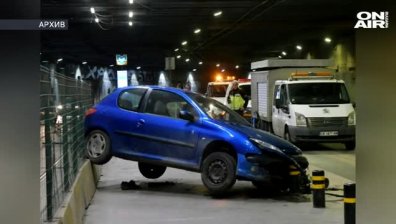 Местят тролейбусната спирка на тунела под НДК