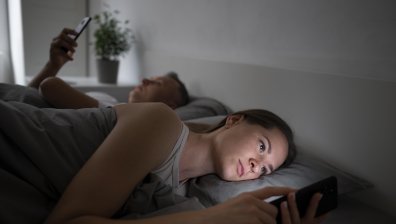 Скъсяваме съня си с 24 минути при ползване на телефон преди лягане