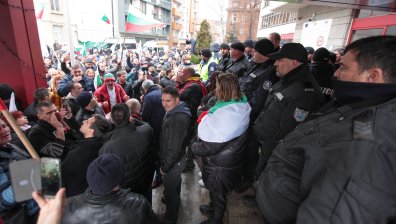 Опит за щурм на МРРБ и десетки пострадали от лютив спрей (+СНИМКИ)
