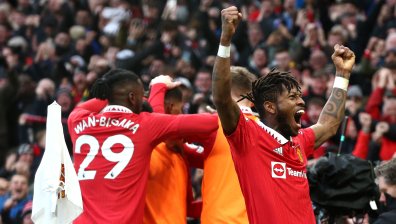 Червен Манчестър: "Юнайтед" обърна "Сити" с късни голове и се намеси в битката за титлата