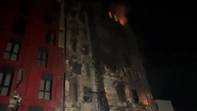 Голям пожар избухна в жилищен блок в Тирана (+ВИДЕО)