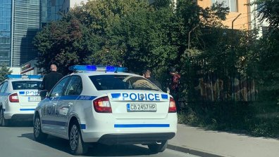 Полицаи заградиха група мъже в София, проверяват ги наред
