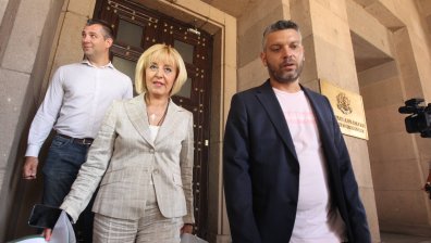 Манолова поиска Радев да предложи референдум за промените в Конституцията