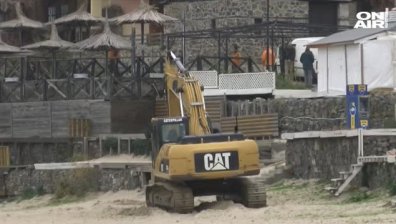 Созопол на протест заради багер, издигащ защитни диги на плажа