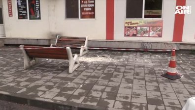 След падналата мазилка от поликлиника в Казанлък: Пострадалият остава в болница