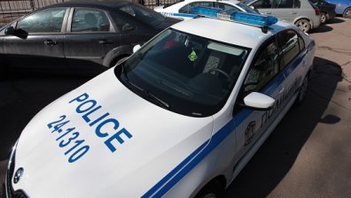 Съпругата на пиян шофьор го брани от полицията, арестуваха я