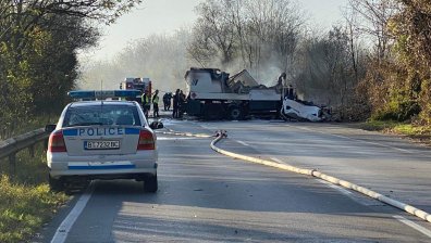 Шофьор загина в адска катастрофа, цистерната му се запали и взриви