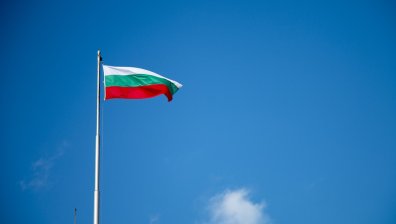 Десетокласник от ромски произход запали и оскверни българския трибагреник