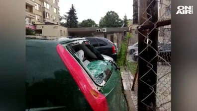 Унищожителна градушка с размер на лимон изпочупи автомобили в Червен бряг 