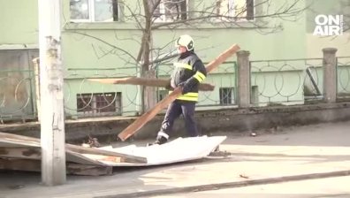 Бедствено положение: Покриви и коледни къщи бяха отнесени със 130 км/ч във Враца