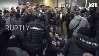 Протестиращи срещу сръбския президент Вучич опитаха да влязат в държавната телевизия