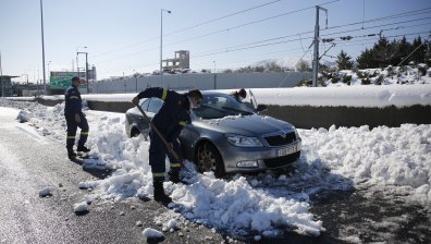 Снежен циклон удря Гърция, пътищата са заледени