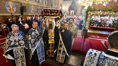 Миряни изпълниха храм "Света Неделя", за да минат под светата плащаница (СНИМКИ)