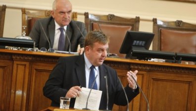 Каракачанов не се е отказал от връщането на казармата