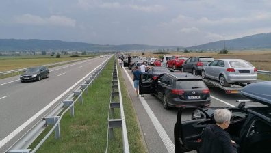 Запалил се автомобил предизвика километрично задръстване на "Струма"