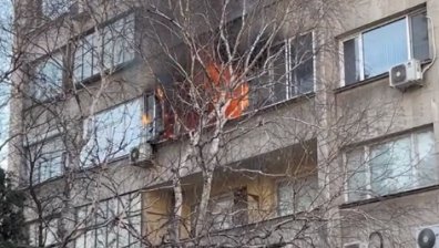 Апартамент пламна в блок в Стара Загора, линейки, пожарни и полиция са на място