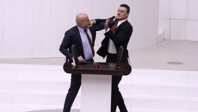 Бой в парламента на Турция