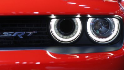 Могат ли фаровете да светят достатъчно, но да не заслепяват?