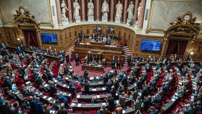 Първа в света: Франция записва в Конституцията правото на аборт